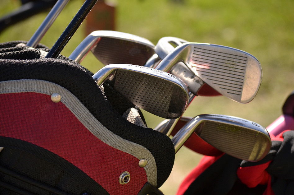 A properly assembled golf club bag reduces playing time